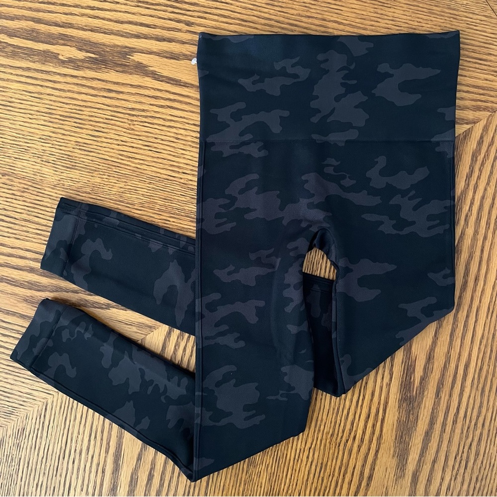 NEW SPANX Look at Me Now Seamless Cropped Leggings - Black Camo - Picture 8 of 9